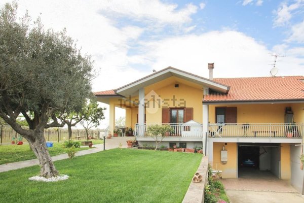 casa indipendente in vendita ad Ortona in zona Casone
