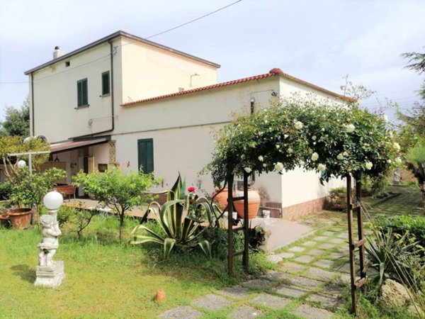 casa indipendente in vendita ad Ortona in zona Foro