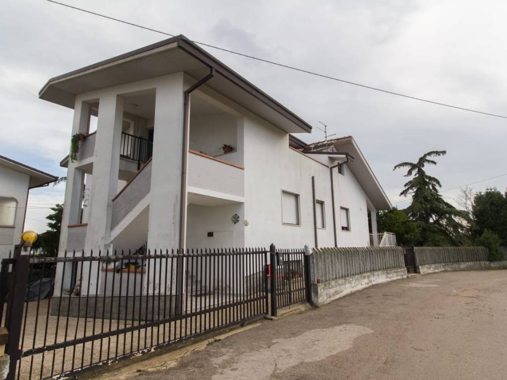 casa indipendente in vendita ad Ortona in zona Alboreto