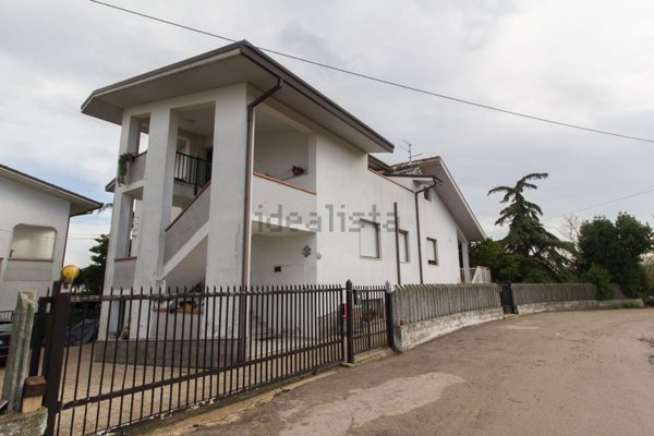 casa indipendente in vendita ad Ortona in zona Alboreto