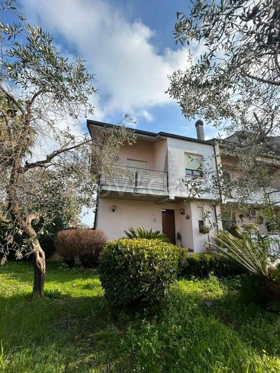 casa indipendente in vendita ad Ortona in zona Caldari