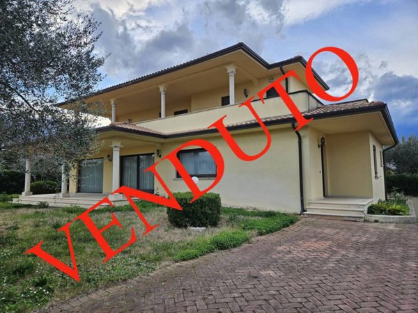 casa indipendente in vendita ad Ortona in zona Villa San Leonardo
