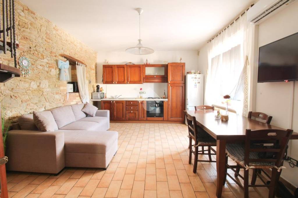 casa indipendente in vendita ad Ortona in zona Villa San Leonardo