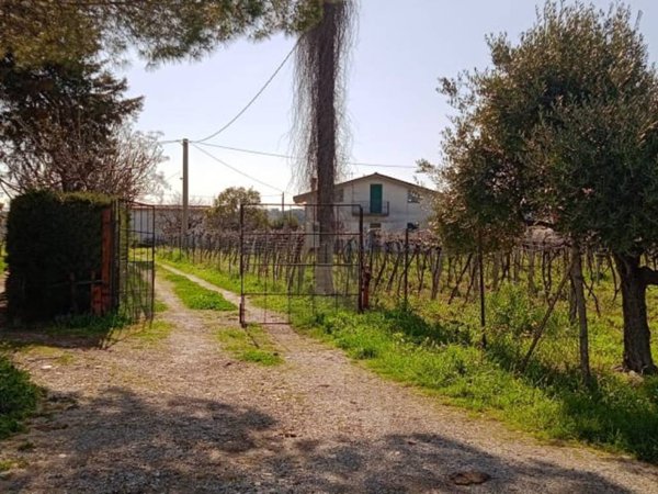 casa indipendente in vendita ad Ortona in zona Rogatti