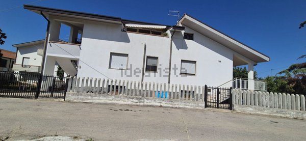 casa indipendente in vendita ad Ortona in zona Alboreto