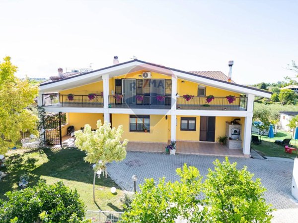 casa indipendente in vendita ad Ortona in zona Civitarese
