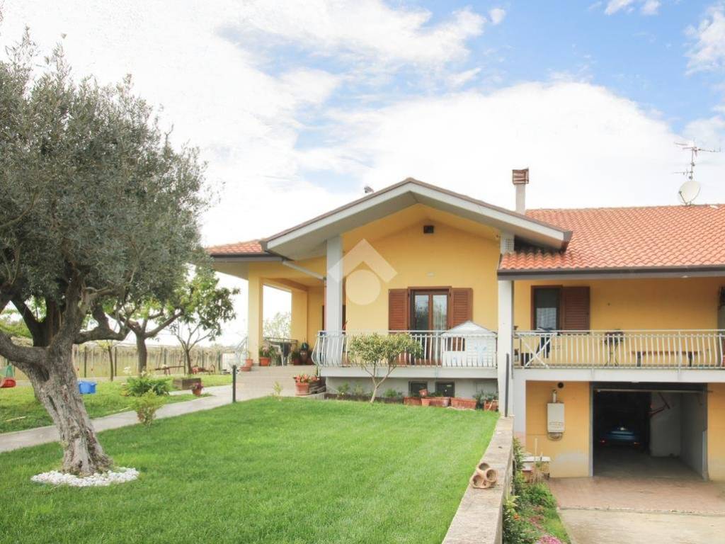 casa indipendente in vendita ad Ortona in zona Casone