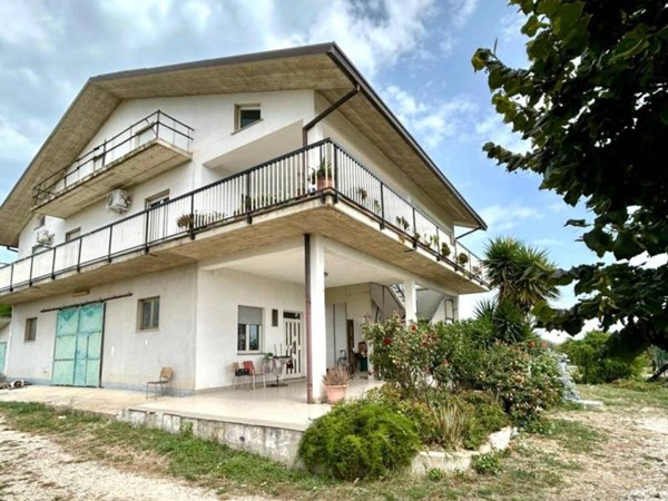 casa indipendente in vendita ad Ortona in zona Casone