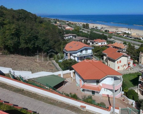 casa indipendente in vendita ad Ortona in zona Lido Riccio