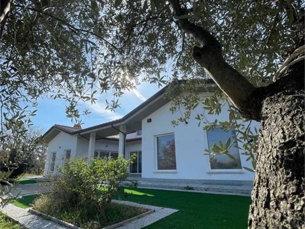 casa indipendente in vendita ad Ortona in zona Fossato