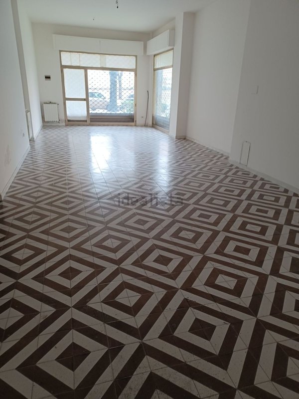 locale commerciale in vendita ad Ortona