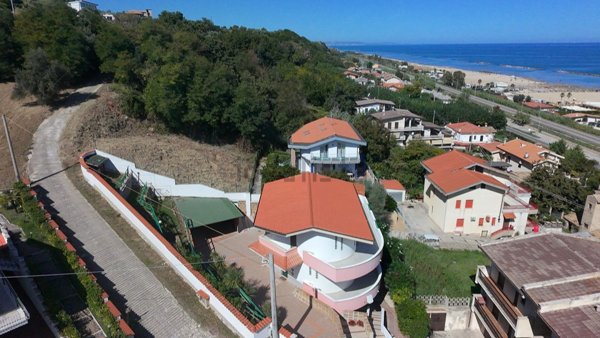 casa indipendente in vendita ad Ortona in zona Lido Riccio
