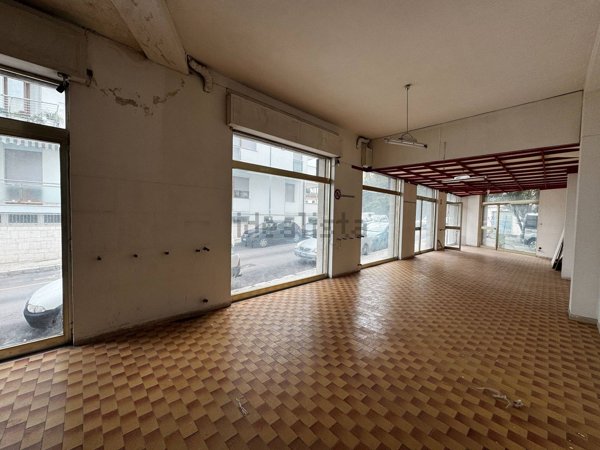 locale commerciale in vendita ad Ortona