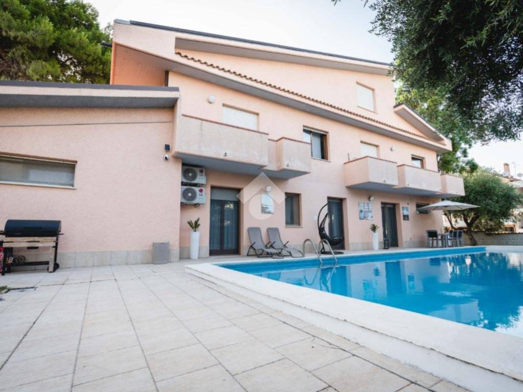 casa indipendente in vendita ad Ortona in zona Santa Lucia