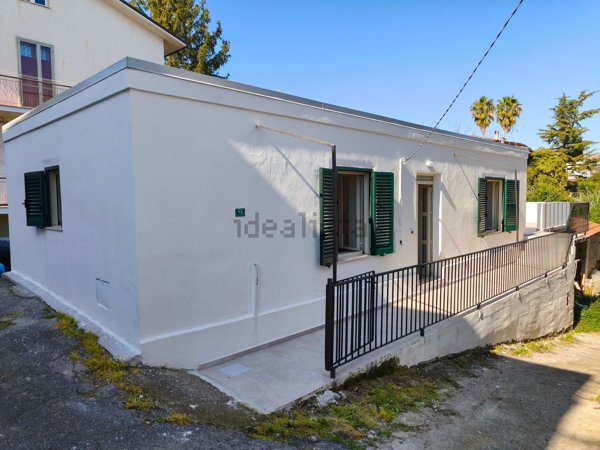 casa indipendente in vendita ad Ortona in zona Villa San Leonardo