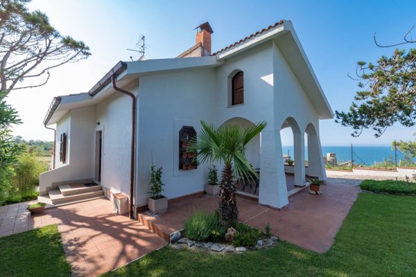 casa indipendente in vendita ad Ortona in zona Ripari di Giobbe