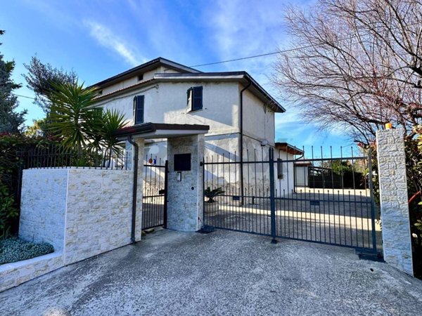 casa indipendente in vendita ad Ortona in zona Alboreto