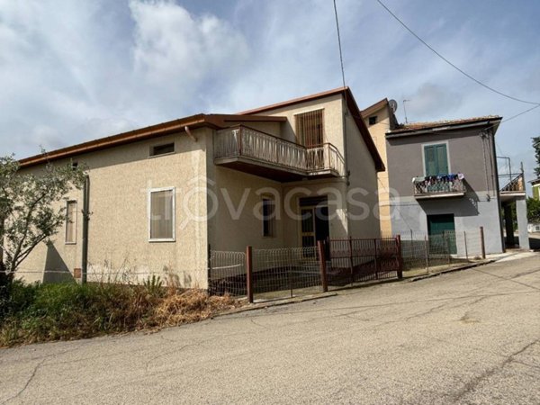 casa indipendente in vendita ad Ortona in zona Rogatti