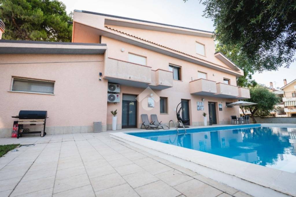 casa indipendente in vendita ad Ortona in zona Santa Lucia