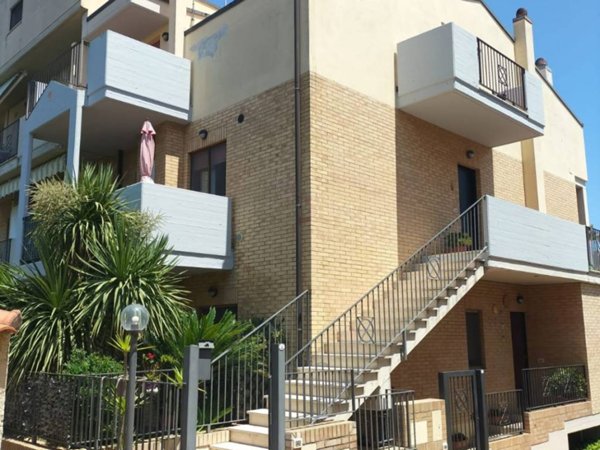 casa indipendente in vendita ad Ortona in zona Santa Lucia