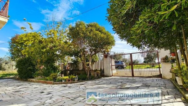 casa indipendente in vendita ad Ortona in zona Casone