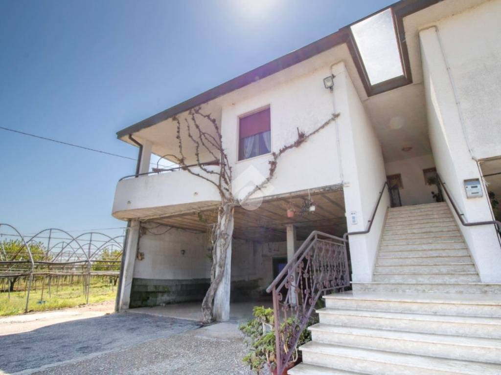 casa indipendente in vendita ad Ortona in zona Cappellini