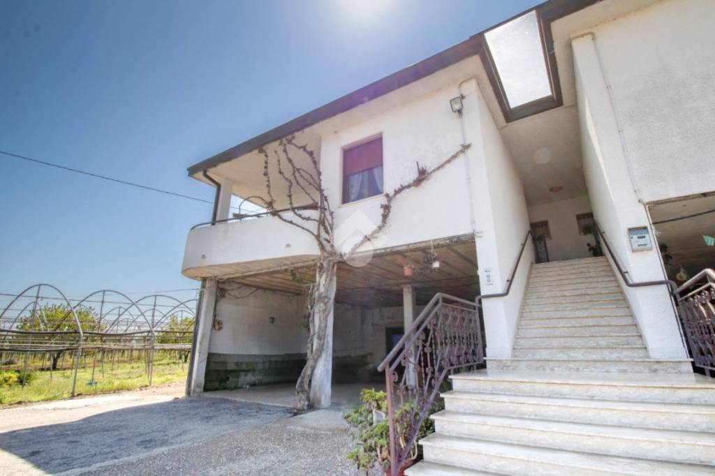 casa indipendente in vendita ad Ortona in zona Cappellini
