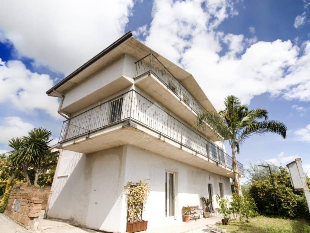 casa indipendente in vendita ad Ortona in zona Caldari