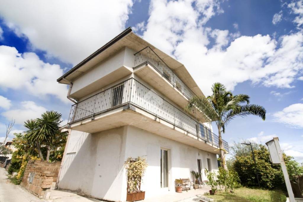 casa indipendente in vendita ad Ortona in zona Caldari