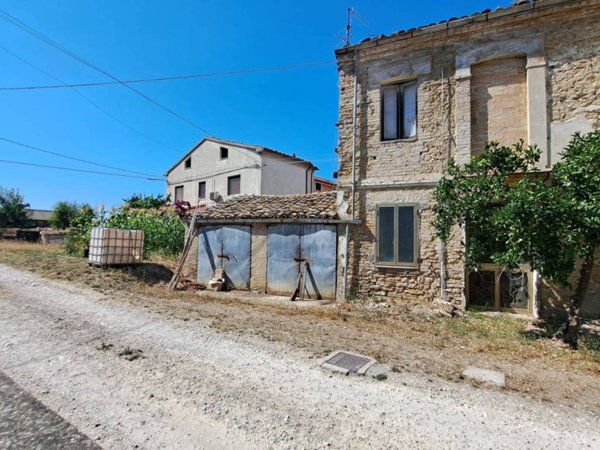 casa indipendente in vendita ad Ortona in zona Bardella