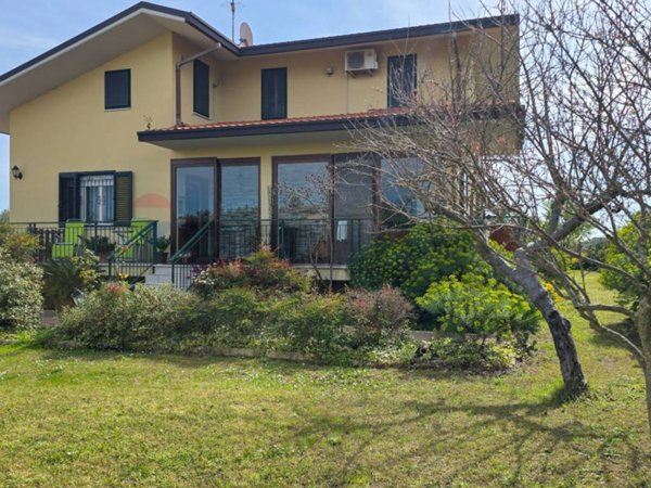 casa indipendente in vendita ad Ortona in zona Fontegrande