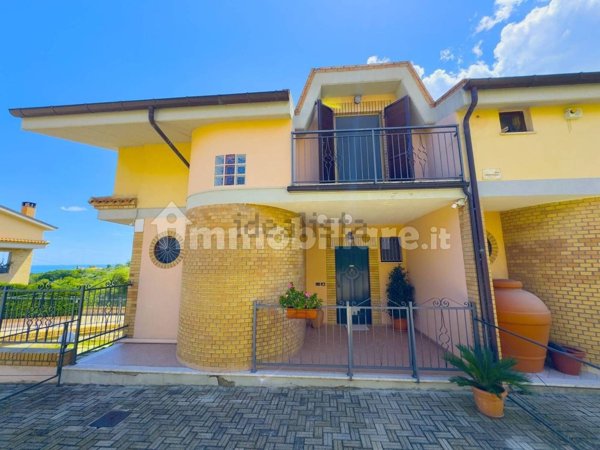 casa indipendente in vendita ad Ortona in zona Fonticelli