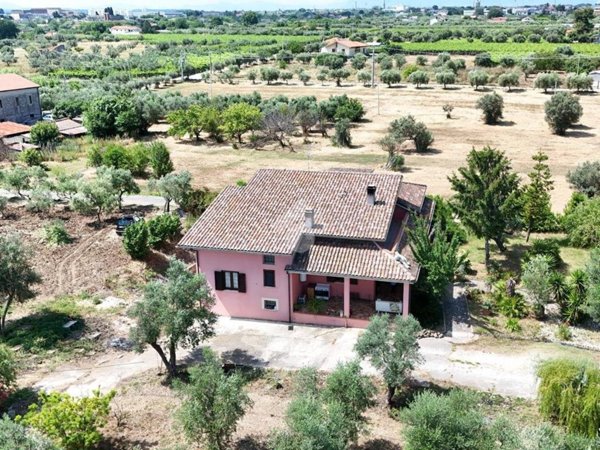 casa indipendente in vendita ad Ortona in zona Fonticelli