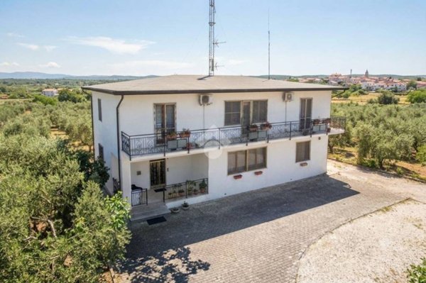 casa indipendente in vendita ad Ortona in zona Alboreto