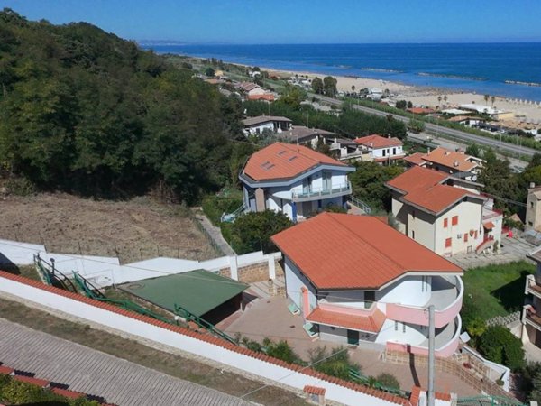 casa indipendente in vendita ad Ortona in zona Lido Riccio