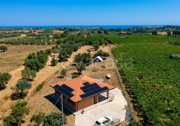 casa indipendente in vendita ad Ortona in zona San Giuliano