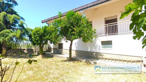 casa indipendente in vendita ad Ortona in zona Cucullo