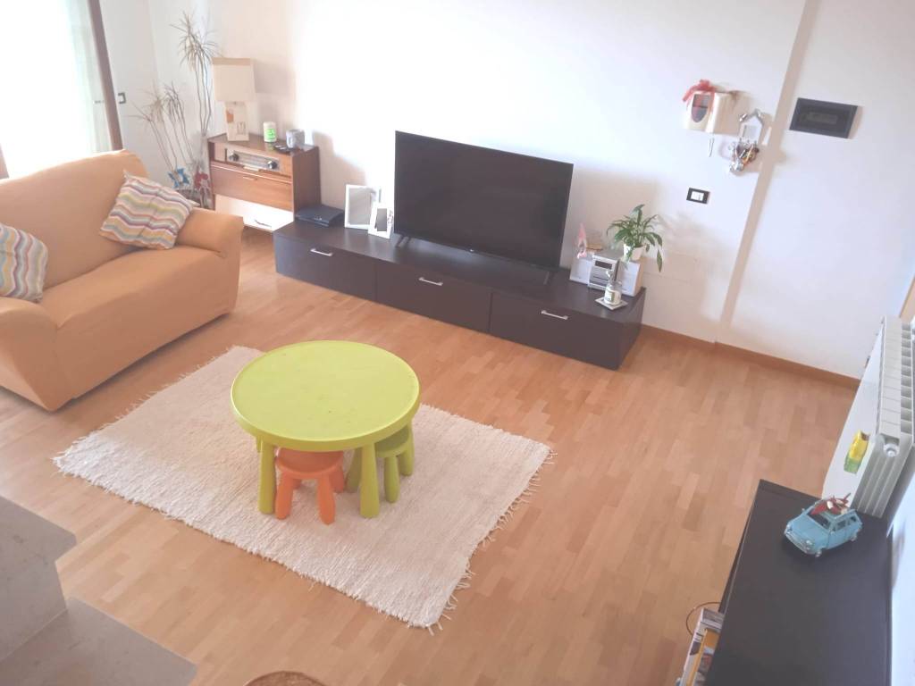 casa indipendente in vendita ad Ortona in zona Santa Lucia