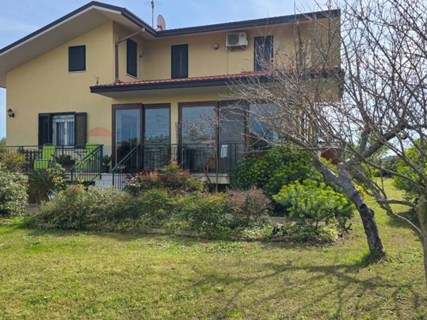 casa indipendente in vendita ad Ortona in zona Fontegrande