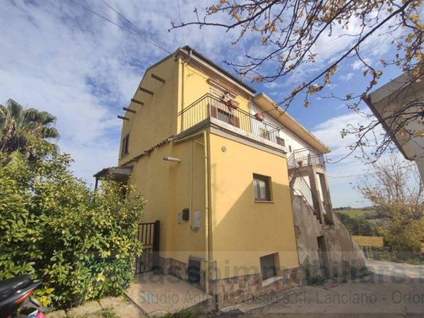 casa indipendente in vendita ad Ortona in zona Villa Carlone