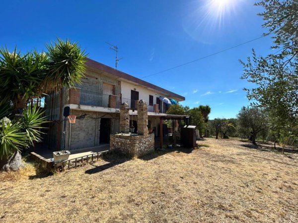 casa indipendente in vendita ad Ortona in zona Fontegrande
