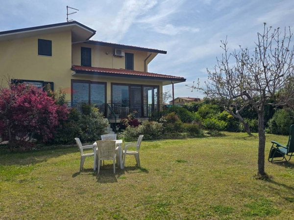 casa indipendente in vendita ad Ortona in zona Fontegrande