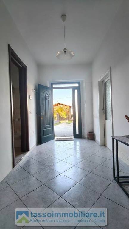 casa indipendente in vendita ad Ortona in zona Civitarese