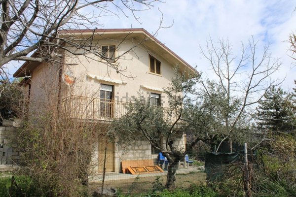 casa indipendente in vendita a Pennadomo