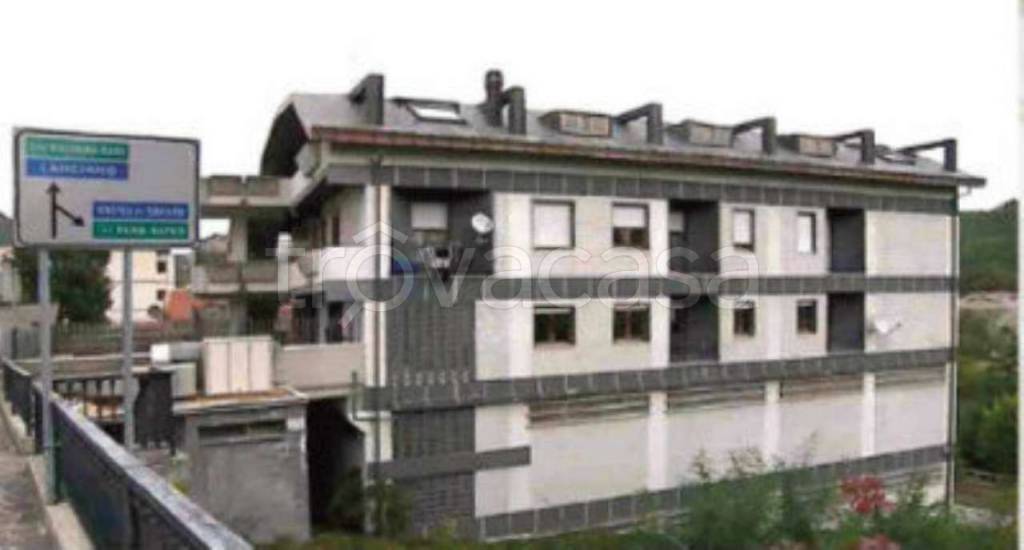 locale commerciale in vendita a Quadri