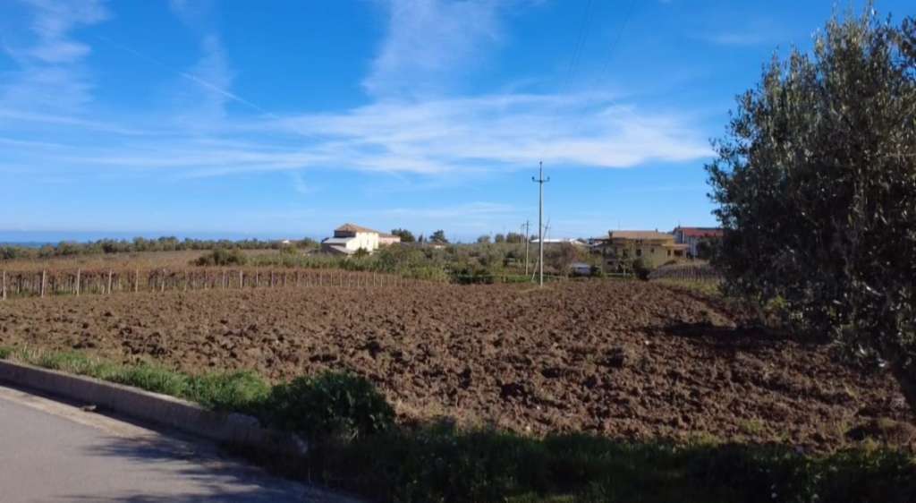 terreno in vendita a Rocca San Giovanni in zona Perazza