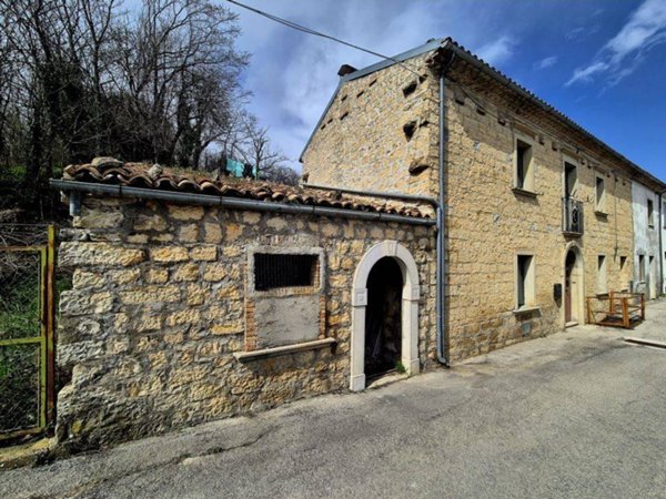 casa indipendente in vendita a Roccaspinalveti in zona Santa Giusta