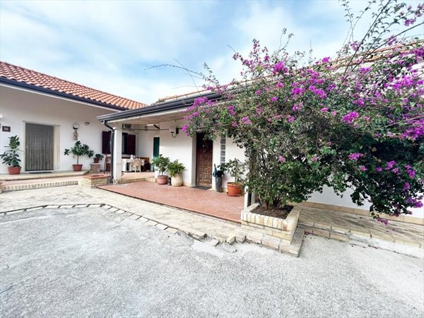 casa indipendente in vendita a San Giovanni Teatino in zona Sambuceto