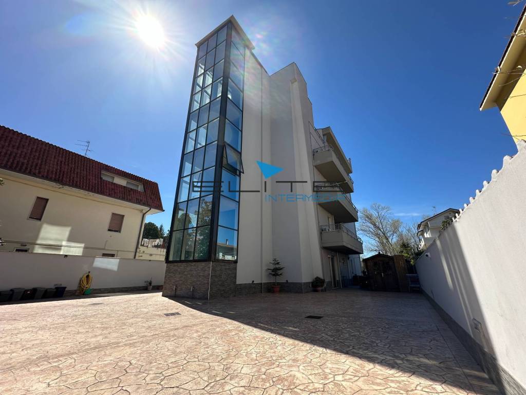 intera palazzina in vendita a San Giovanni Teatino in zona Sambuceto