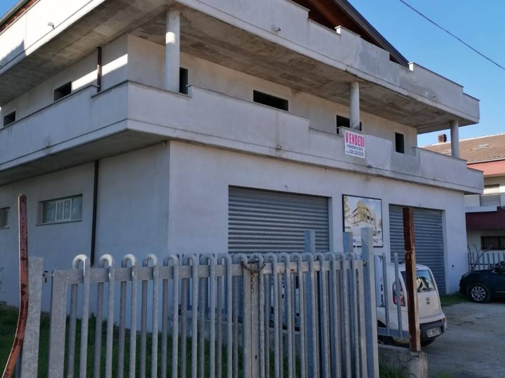 intera palazzina in vendita a San Giovanni Teatino in zona Sambuceto